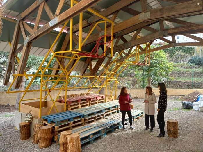 Carmen Hernández alaba el proyecto sostenible que ha sido realizado con elementos reutilizados / TA